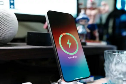 鸡泽苹果15换屏服务分享用什么充电器给iPhone15充电更好 